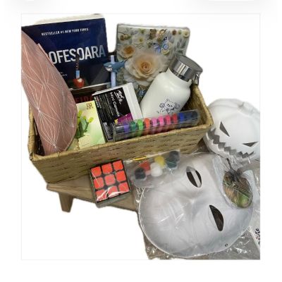 Boo Basket 1.0 M, coș cadou de Halloween cu Profesoara de Freida McFadden, termos SEIK și set de pictat dovleac